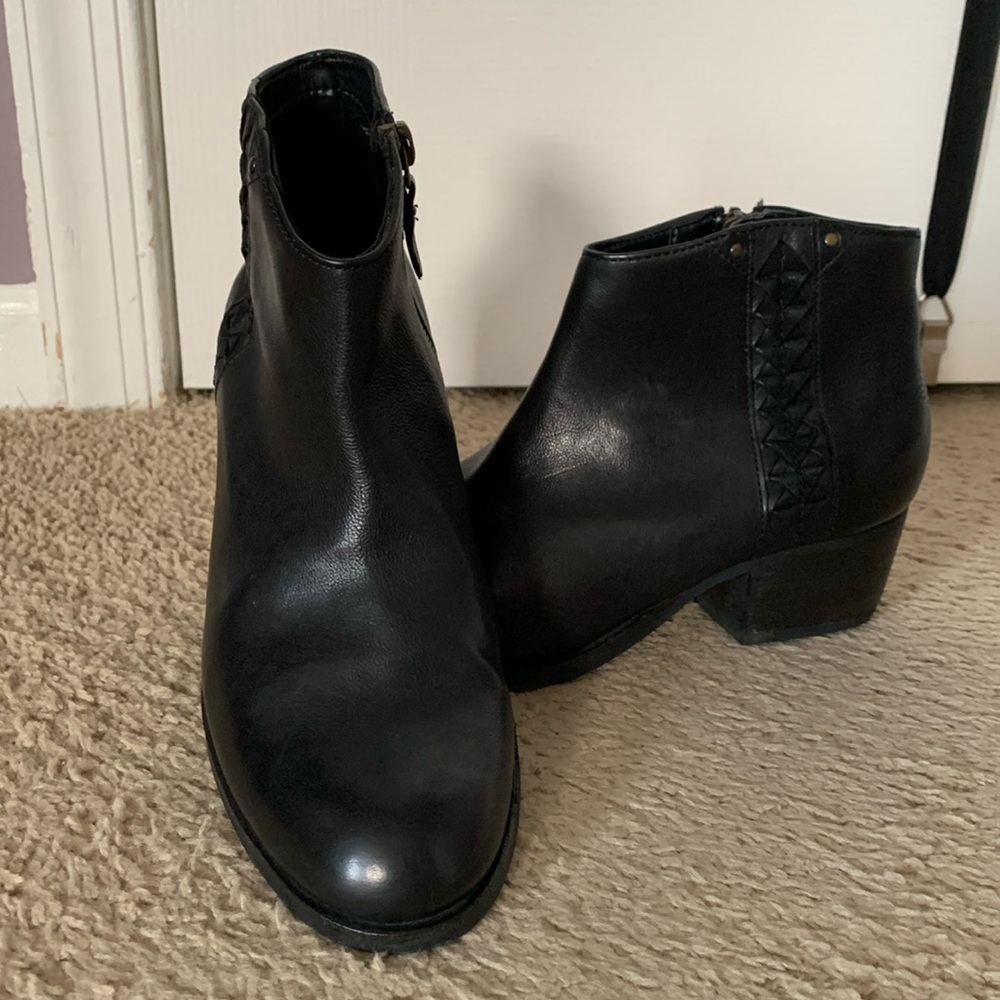 Like new!  Clark’s size 6.5 black leather ankle boots